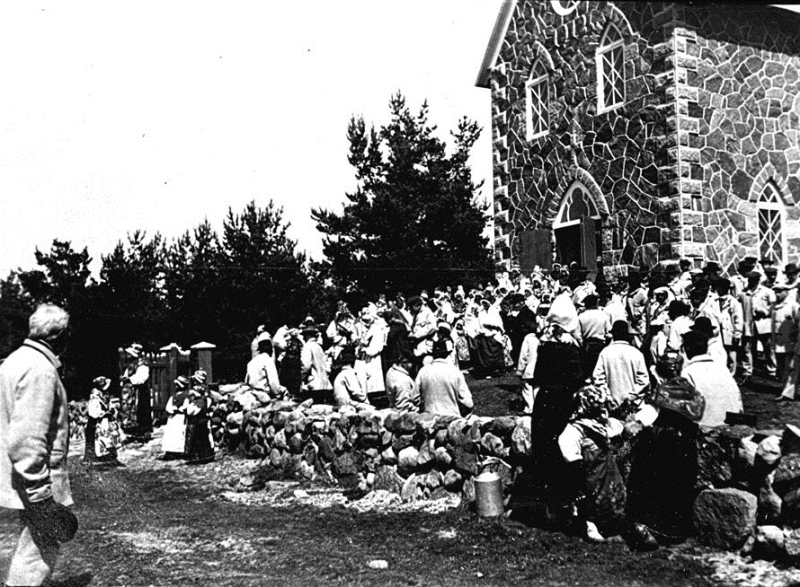 File:Ruhnu uus kirik_kogudus kiriku ees_tõenäoliselt 1922_B819398-02.jpg
